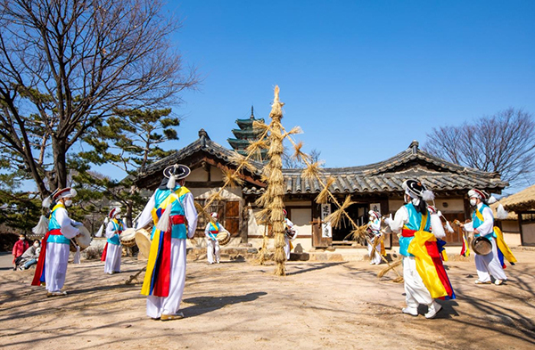 볏가릿대 세우기 모습<br>
