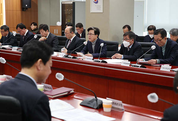 김태흠 충남지사가 13일 도청서 실국원장회의를 주재하고 있다.<br>
