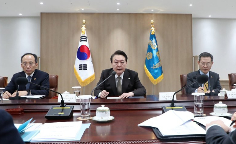 윤석열 대통령이 15일 오전 서울 용산 대통령실 청사에서 열린 제13차 비상경제민생회의에서 발언하고 있다. <br>
