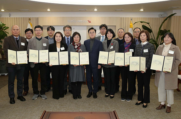 김태흠 충남지사가 ‘제3기 충청남도 지속가능발전위원회’ 출범식에서 위원들과 기념 사진을 찍고 있다.<br>

