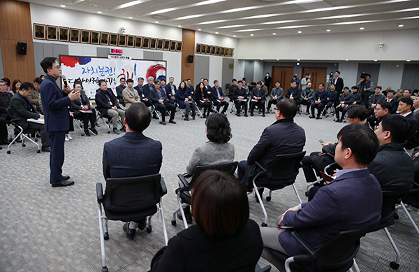 김태흠 충남도지사가 팀장들과 가진 간담회에서 발언하고 있다.<br>
