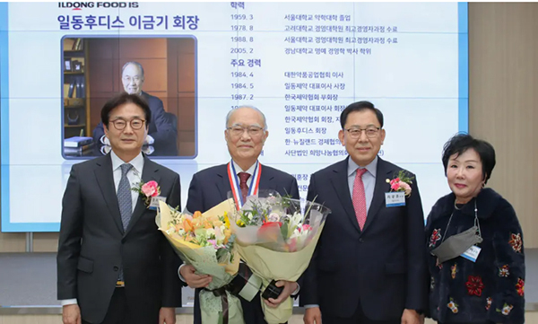제4회 대한민국 약업대상 시상식(왼쪽에서 두번째가 일동후디스 이금기회장)<br>
