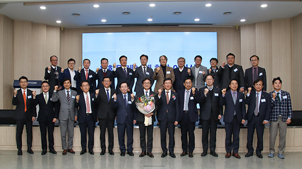 21일 한국제약바이오협회 정기총회 직후 열린 원희목 한국제약바이오협회 회장(아랫줄 가운데) 이임식에서 참석자들이 기념촬영을 하고 있다. <br>
