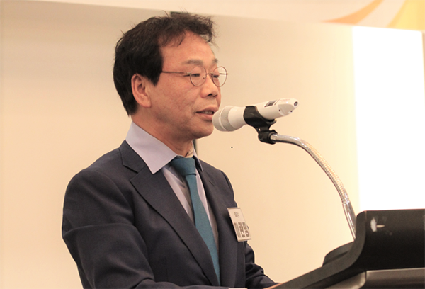 이완영 신임 회장이 취임사를 발표하고 있다.<br>
