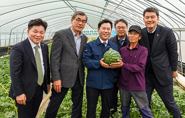 충남 부여군 부여읍 저석리 한 비닐하우스에서 농민 김관식 씨(오른쪽 두 번째)와 박정현 군수(왼쪽 세 번째) 등이 갓 수확한 수박을 들어 보이고 있다. <br>
<br>
