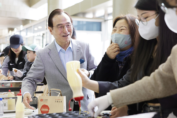 행사장 찾은 박상돈 시장(왼쪽 첫 번째)<br>
