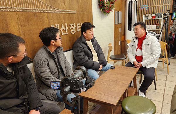 재개장을 앞두고 예산시장을 찾은 백종원(왼쪽에서 세번째) 더본코리아 대표와 최재구(가장 오른쪽) 예산군수. <br>
