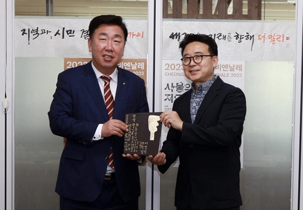이범석 조직위원장(왼쪽)과 강익중 설치미술가<br>
