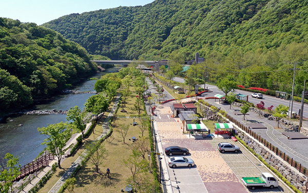 부여 외산 수리바위 캠핑정원 전경<br>
