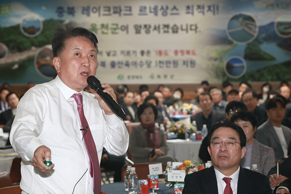 '도민과의 대화' 중인 김영환 지사<br>
