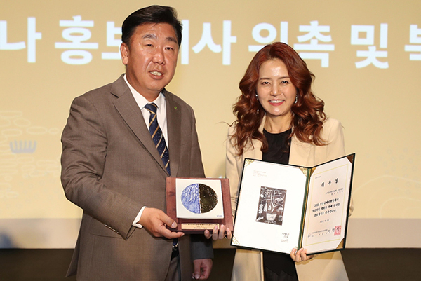 조직위원장인 이범석 청주시장(왼쪽)과 방송인 손미나씨<br>
