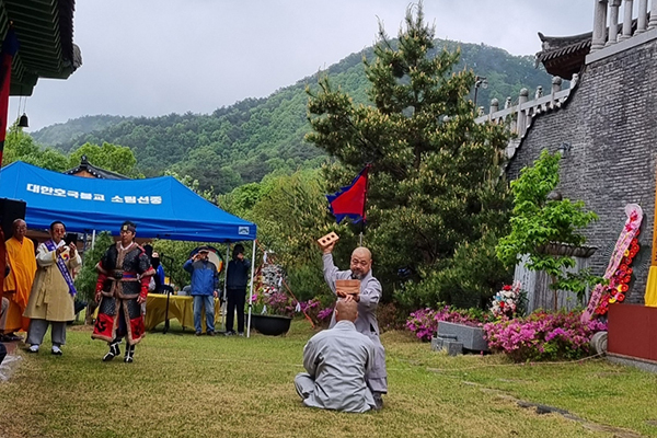 한 무예승이 맨 손으로 벽돌을 격파하고 있다. <br>
