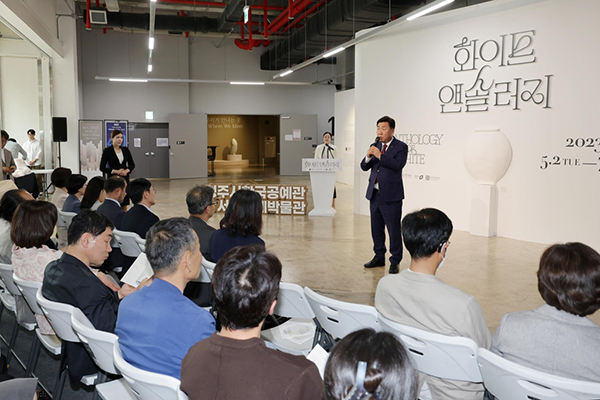 화이트 앤솔러지 개막식서 축사 하는 이범석 청주시장<br>
