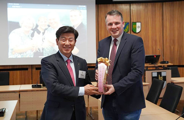 독일에서 인삼 홍보 나선 박범인 금산군수<br>
