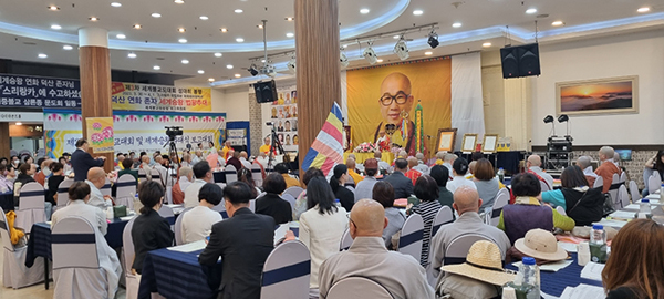명가 연회장을 가득 메운 사부대중은 3시간여 동안 스님들의 법문을 경청하고 부처님 오신 날의 참뜻을 되새겼다. 