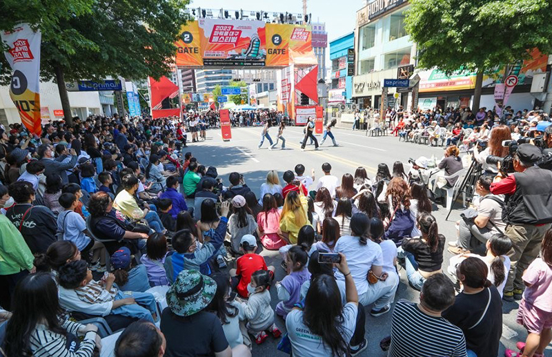 14일 오후 대구 중구 동성로 인근 국채보상로에서 열린 '파워풀 대구 페스티벌'에서 시민들이 공연을 즐기고 있다.