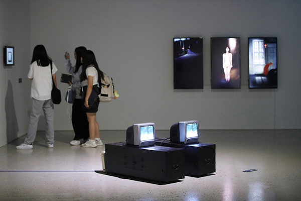 대전시립미술관 소장품기획전 구경하는 시민들<br>
