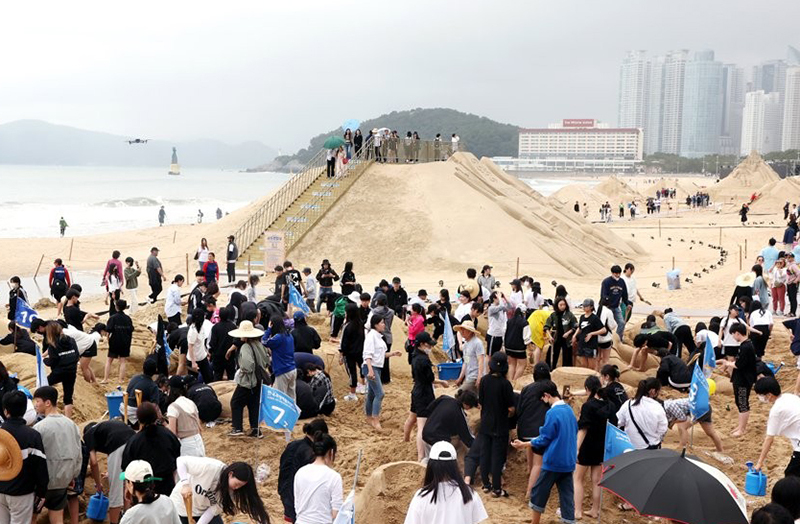 지난 19일 '2023 해운대 모래축제'가 개막한 부산 해운대해수욕장에서 시민들이 모래작품을 제작하는 체험을 하고 있다. 