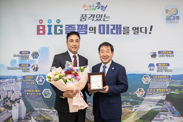 '레전드 투수' 송진우(왼쪽)와 이재영 증평군수<br>
