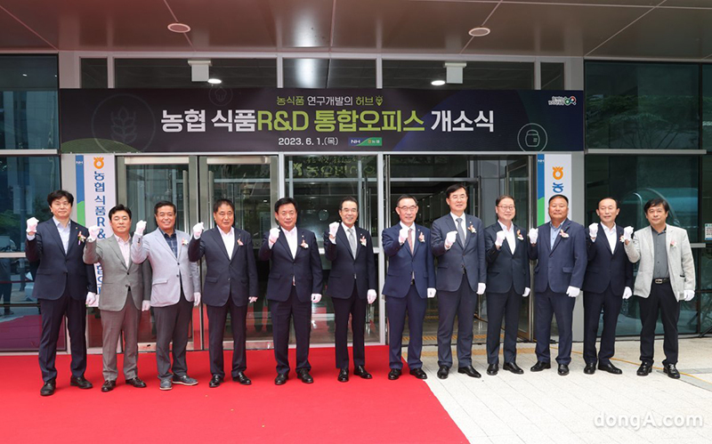 이성희 농협중앙회장이 1일 경기 수원시 농협 식품R&D 통합오피스 개소식에 참석해 관계자들과 기념촬영을 하고 있다.<br>

