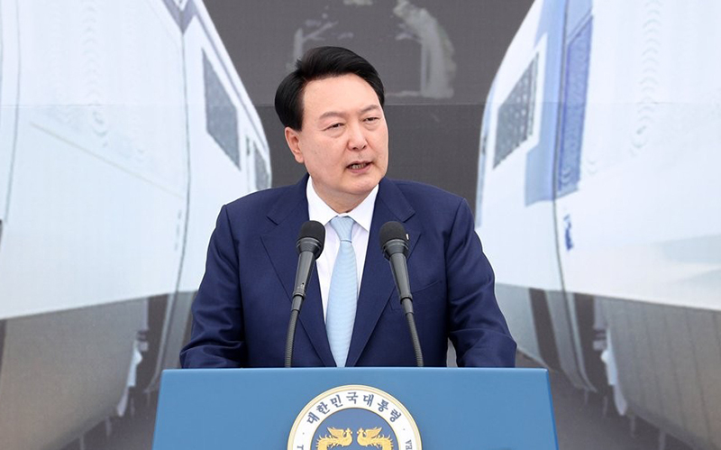 윤석열 대통령이 7일 충북 청주시 청원구 문화제조창 중앙광장에서 열린 평택-오송 고속철도 2복선화 사업 착공 기념식에서 기념사를 하고 있다. <br>
