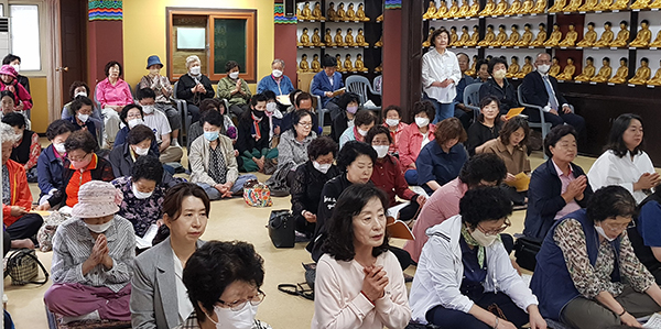 편백운 주지스님의 법어를 경청하고 있는 불자님들. 
