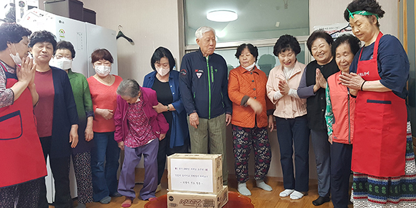 신도회 간부들과 신도님들이 호반 경로당을 방문하여 떡과 빵을 전달하고 있다. 
