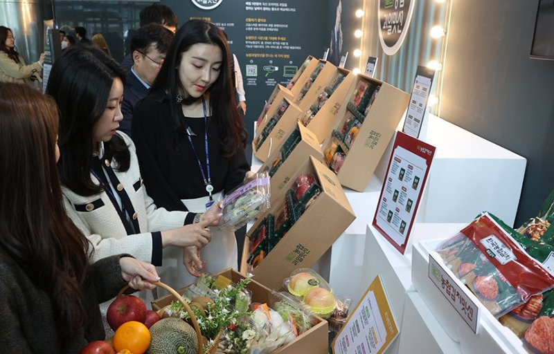 지난 4월 26일 서울 중구 농협중앙회에서 열린 농협과일 맛선 론칭 행사에서 참석자들이 농협과일과 농산물을 살펴보고 있다.<br>
