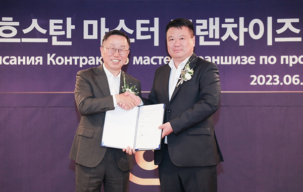 BGF리테일 이건준 대표(왼쪽)와 신라인 신안드레이 대표가 CU 카자흐스탄 진출 마스터 프랜차이즈 계약 체결식 후 기념 촬영을 하고 있다.<br>
