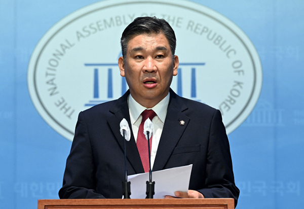 최승재 국민의힘 의원이 23일 오전 국회 소통관에서 기자회견을 갖고 최저임금 업종별 차등적용 부결 규탄과 무리한 임금인상 요구에 대한 입장을 밝히고 있다.<br>

