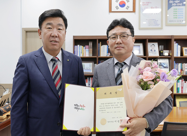 위촉장 받은 김원선(오른쪽) 예술감독<br>
