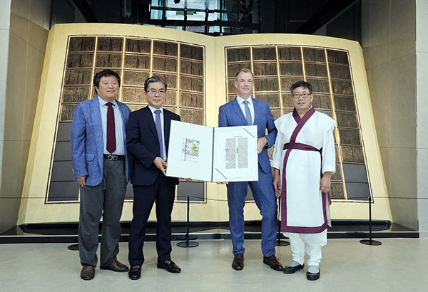 청주 찾은 울프 죌터(오른쪽 두번째) 구텐베르크박물관장<br>
