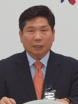 기자회견하는 김창규 제천시장