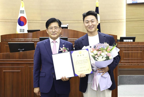 기념촬영하는 정도희 천안시의회 의장(왼쪽)과 오대환 씨<br>
