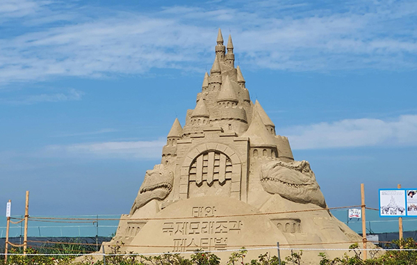 지난해 축제 모래조각 작품<br>
