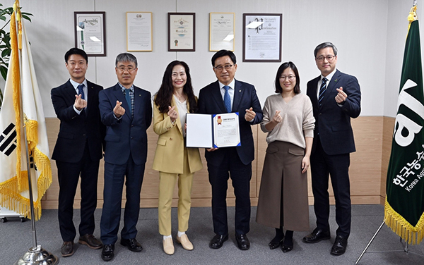 한국농수산식품유통공사 김춘진 사장(오른쪽 세 번째), 한보화 주아르헨티나 한국문화원 원장(왼쪽 세 번째)이 감사장 전달식 후 기념촬영을 하고 있다.<br>

