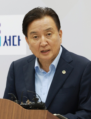 <strong>기자회견하는 김영환 충북지사</strong>