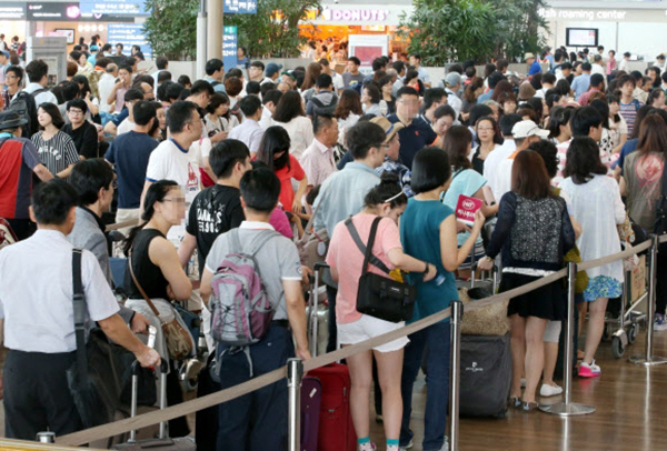 휴가철 해외로 출국하려는 인파로 붐비는 인천국제공항<br>
