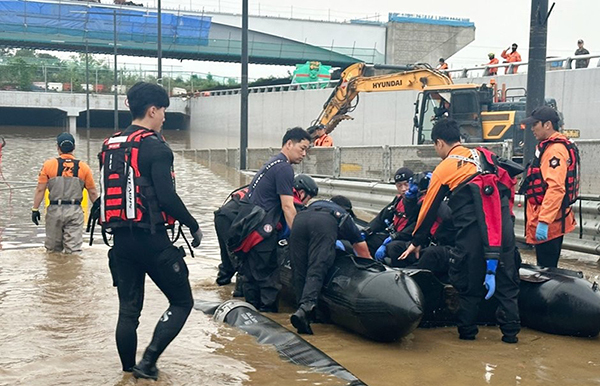 16일 폭우로 침수된 청주시 흥덕구 오송읍 궁평2 지하차도 앞에서 소방 관계자들이 이날 수색작업을 시작하고 있다.<br>
