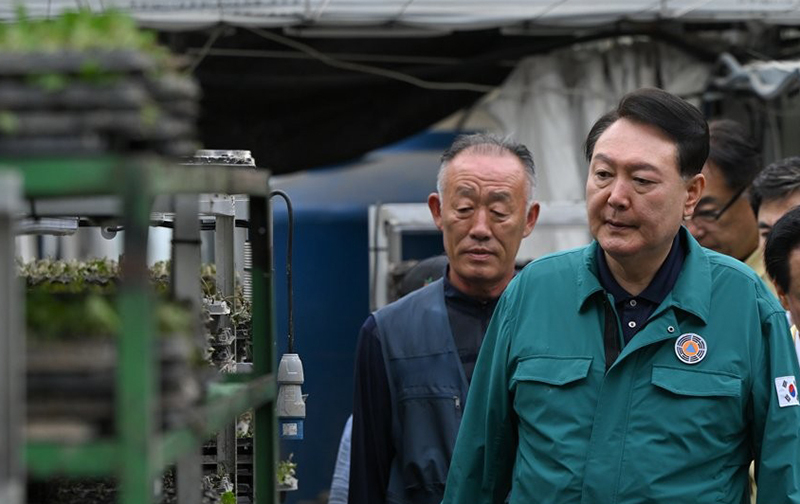 집중호우 피해 현장 방문에 나선 윤석열 대통령이 18일 충남 논산시 성동면 구연육묘장을 방문해 수해를 입은 육묘농가의 피해상황을 살피고 있다. <br>

