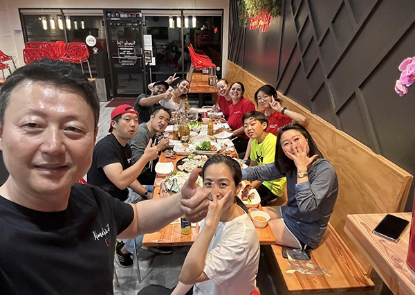 이현우 대표(앞쪽)가 종업원들과 함께 기념촬영하는 장면'<br>

