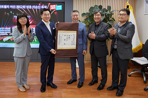 망첩 들어보이는 박경귀 시장(왼쪽부터 두번째)<br>

