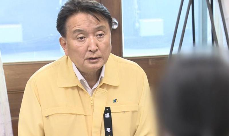 지난 28일 오송 지하차도 참사 유가족을 만나 사과하는 김영환 충북지사.<br>
