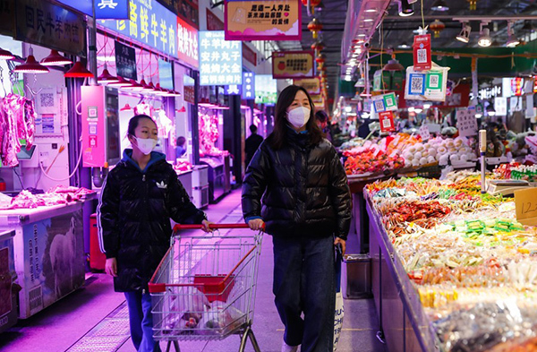 각종 색상의 조명이 사용된 베이징 식료품 시장<br>
