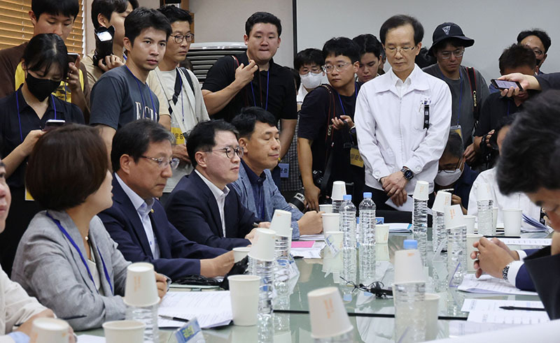 국회 환경노동위원회 위원들이 기계 끼임 사고로 근로자가 숨지는 사고가 발생한 경기도 성남시 중원구 샤니 제빵공장을 방문한 16일 이강섭 샤니 대표이사가 정의당 이은주(왼쪽) 의원으로부터 현장 방문 거부에 대한 항의를 듣고 있다.<br>
