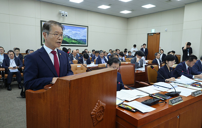 이정식 고용노동부 장관이 17일 오전 국회에서 열린 환경노동위원회 전체회의에서 보고하고 있다. <br>
