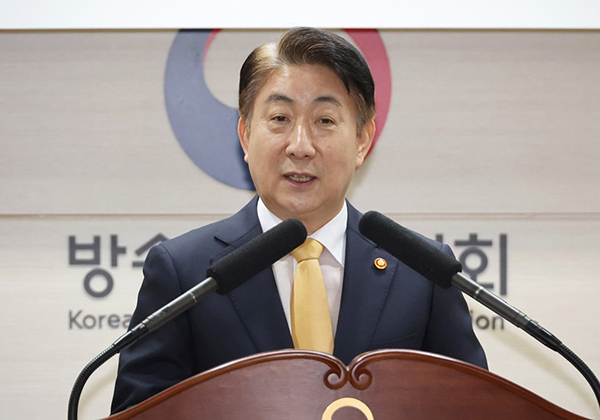 이동관 신임 방송통신위원장이 28일 정부과천청사 내 방송통신위원회에서 열린 취임식에서 취임사를 하고 있다. <br>
