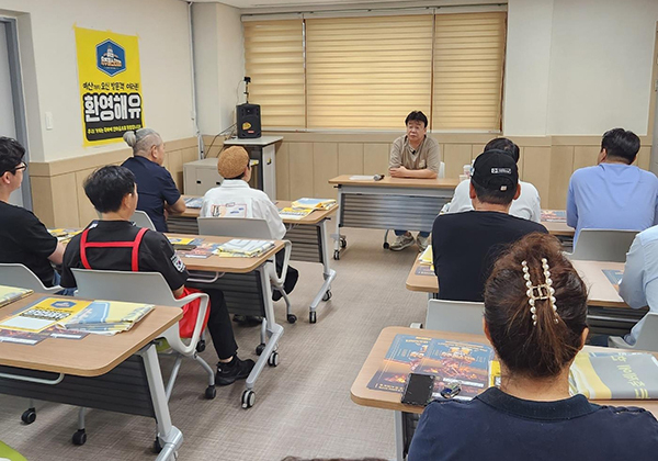 <strong>지역상인과 간담회하는 백종원 대표</strong><br>
