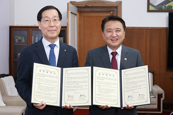 왼쪽부터 김장실 한국관광공사 사장, 김영환 충북지사<br>
