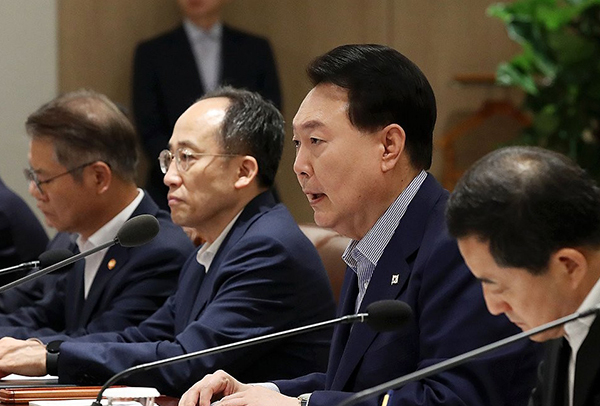 윤석열 대통령이 31일 서울 용산 대통령실 청사에서 제19차 비상경제민생회의를 주재하고 있다.<br>
